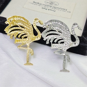 Détail du dos des broches flamant rose avec fermoir de sécurité et soudure de qualité