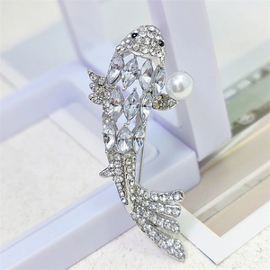Funkelnde Koi-Fisch Brosche mit Silber-Strass und einer weißen Perle in Schmuckbox