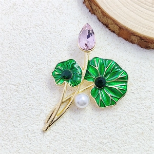 Elegante spilla a foglia di loto con smalto verde, bocciolo di cristallo rosa e perla
