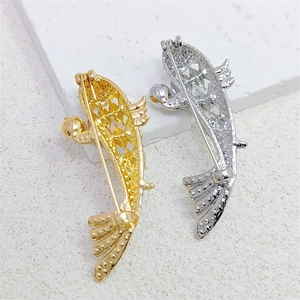 Detailansicht der Koi-Fisch-Broschen in Gold- und Silberoptik mit Durchbruchmuster