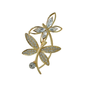 Exquisite goldene Libelle Brosche mit funkelndem Zirkonia-Besatz auf weißem Hintergrund