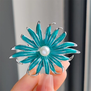 Broche fleur élégante en émail bleu sarcelle et perle centrale sur monture argent