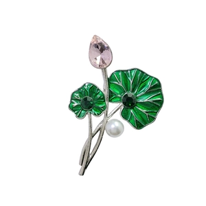 Elegante spilla a ninfea con foglie di loto verdi, cristallo rosa e perle bianche