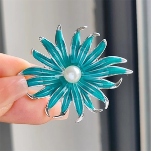 Broche tournesol avec pétales en émail bleu et perle blanche centrale en alliage argenté