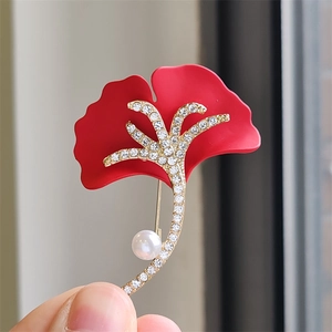 Broche élégante en feuille de ginkgo rouge mat avec strass brillants et perle blanche