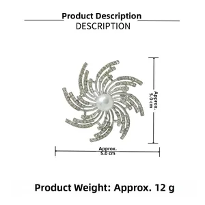 Détail d'une broche en zircon et perle montrant la taille 5,0cm et le poids 12g
