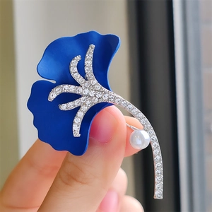 Broche luxueuse en forme de feuille de ginkgo bleu mat avec accents argentés