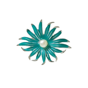 Élégante broche tournesol bleu tiffany avec bordure argentée et perle blanche centrale
