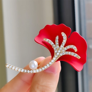 Broche élégante en feuille de ginkgo avec pétales mats rouges, strass et perle d'eau