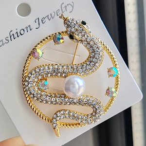 Vintage Luxury Alloy Rhinestone Snake Brooch With Large Artificial Pearl Elegant Animal Circle Pin Jewelry Gift For Women Jewelry