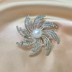 Détail macro d'une broche soleil haut de gamme avec perles et cristaux de zircone éclatants