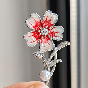 Eleganter Blumenanstecker aus Emaille in Rot und Weiß mit Zirkonia und Perlenakzent