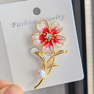 Eleganter Blumenanstecker mit rot-weißem Emaille, Kristallmitte und weißem Perlenakzent