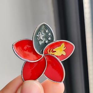 Five-petal flower brooch with red and green enamel star pattern in zinc alloy