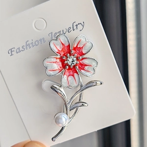Elegante Blumenbrosche mit rot-weißen Emaille-Blütenblättern, Diamantakzent und Perle
