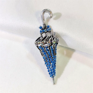 Spilla ombrello elegante con strass blu e fiocchetto in finitura argento