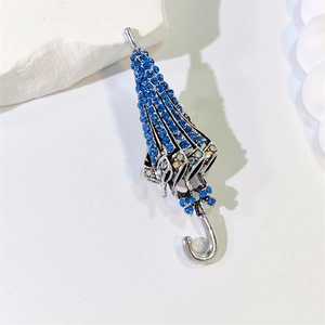 Elegante spilla a ombrello in argento con strass blu e dettaglio di fiocco per donne