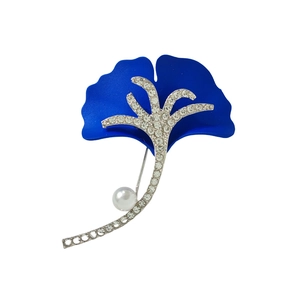 Broche élégante en feuille de ginkgo avec feuilles bleues et branche strassée