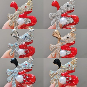 Détail macro de broches Fu en émail rouge avec strass et perles en six variantes de couleurs