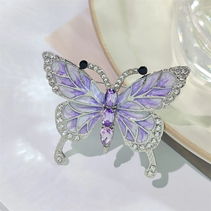 Eleganter lila Schmetterling-Brosche mit Vintage-Emaille und funkelnden Kristallen