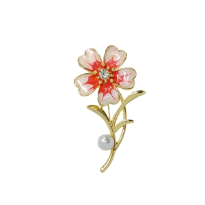 Eleganter goldener Blumenanstecker mit Emaille, weißer Perle und funkelndem Kristall