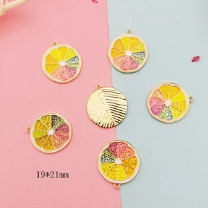 Kit breloques fruits DIY avec tranches de citron en émail coloré et pendentif feuille dorée