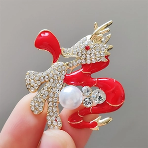 Broche dragon du Nouvel An chinois en émail rouge avec cristaux brillants et perle blanche
