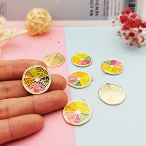 Pendentifs émaillés tranches d'agrumes colorées et feuilles en métal pour bijoux DIY