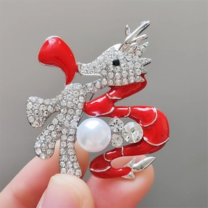 Broche dragon argentée exquise avec émail rouge, strass étincelants et une grande perle