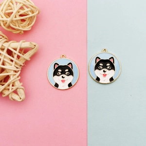 Vue détaillée de breloques chien pour bijoux sur fond bleu et rose