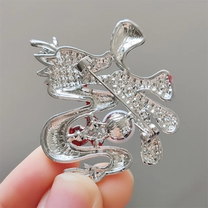 Vue détaillée de l'arrière de la broche dragon montrant le fermoir et l'artisanat