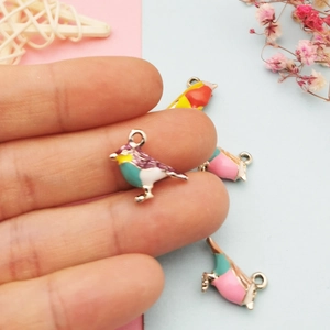 Pendentifs oiseaux 3D en émail coloré pour bijoux avec des pies volantes multicolores