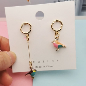 Boucles d'oreilles créoles asymétriques en alliage doré avec oiseaux en émail coloré