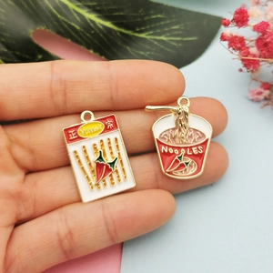 Grappige DIY-bedeltjes van emaille-legering voor creatieve sieraden met snack- en noedelmotieven
