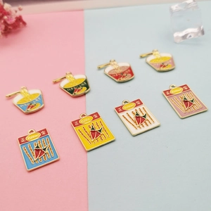 Grappige DIY-legering hangers met instant noedels en snackontwerpen voor oorbellen