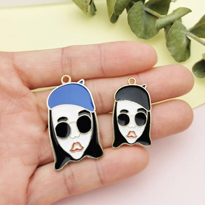 Colgantes de esmalte de chicas de dibujos con gafas de sol para creación de joyas DIY