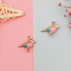 Détails de pendentifs oiseaux en métal doré avec émail coloré pour création bijoux