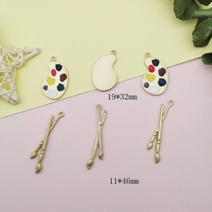Colgantes de paleta de artista dorada y pinceles para creación de joyas DIY