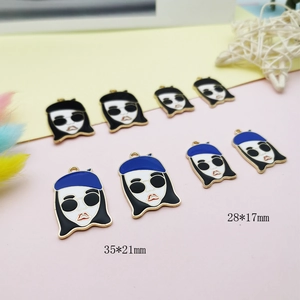 Colgantes esmaltados de dibujos animados chica con gafas para bisutería DIY
