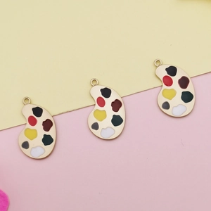 Tres colgantes de paleta de artista dorados con esmalte colorido para bisutería DIY