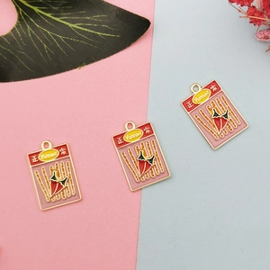 Detailopname van creatieve snackhangers met rood emaille ontwerp voor DIY-sieraden