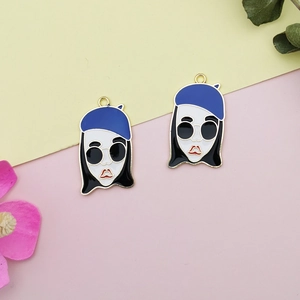 Detalle de dijes de niña de dibujos animados con boina azul para joyería DIY