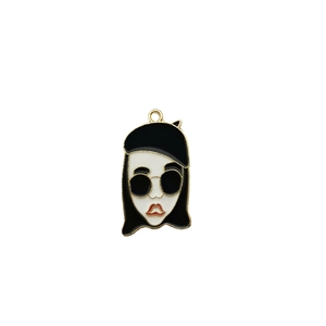 Colgante de aleación esmaltada de niña cartoon con gafas para creación de joyería