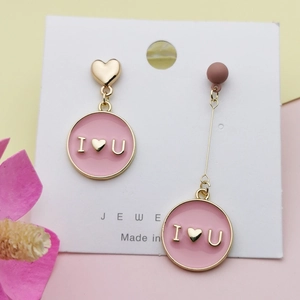 Orecchini asimmetrici rosa e oro con pendenti a cuore e scritte in smalto dolce