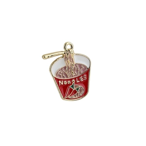 Creatieve rode beker noedels emaille hanger met gouden frame voor DIY sieraden maken