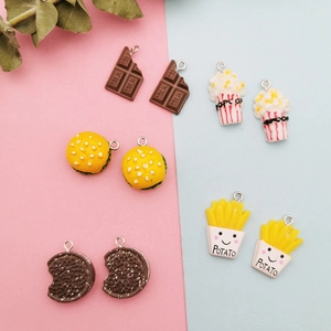 Pendentifs en Résine Forme de Nourriture Miniature Hamburger Frites Popcorn Biscuit Chocolat Charmes pour Bijoux DIY Boucles d'Oreilles