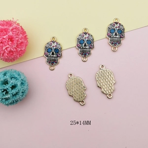 Fünf farbenfrohe 25x14mm Mexiko-Totenkopf-Anhänger für DIY-Schmuck in Gold-Optik