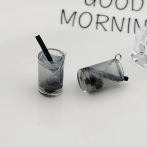 Detailansicht der Bubble Tea Harzanhänger mit Metallringen für DIY-Schmuckherstellung