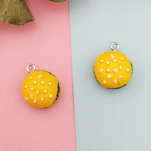 Détails des pendentifs burger en résine avec graines de sésame et couches de laitue