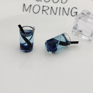 Makro-Detail blauer Milchtee-Miniaturanhänger aus Harz mit Glitzer für DIY-Schmuckherstellung